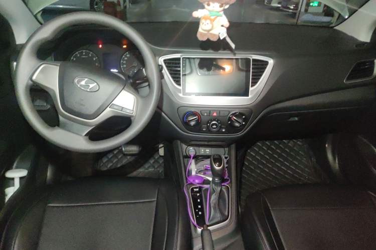 Used Hyundai Verna (new generation) 2016 1.4L Automatic Cool Edition GLS Center Console