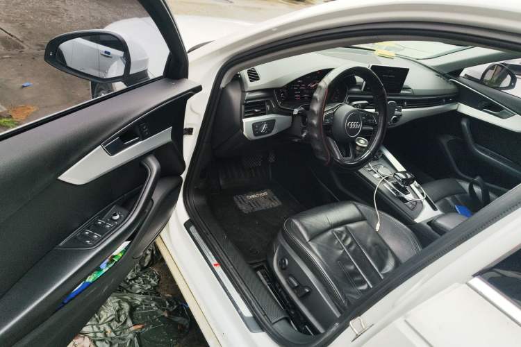 Used Audi A4L 2019 40 TFSI Fashion Edition China VI Emission Standard Driver Seat