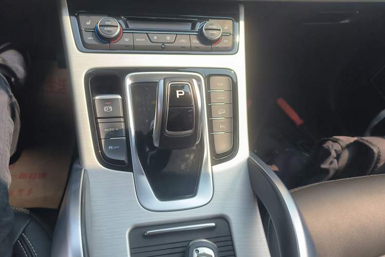 Used Geely Auto Emgrand X7 Sport 2020 1.8TD DCT Two-Wheel Drive Smart Connect 4G-Enabled Version
