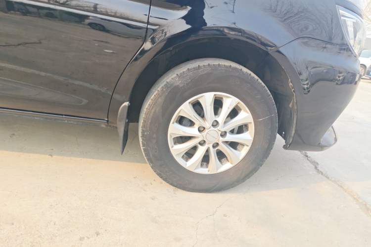 Used FORTHING Lingzhi M5 2022 Comfort Model 7 Seats Right Front Wheel Hub