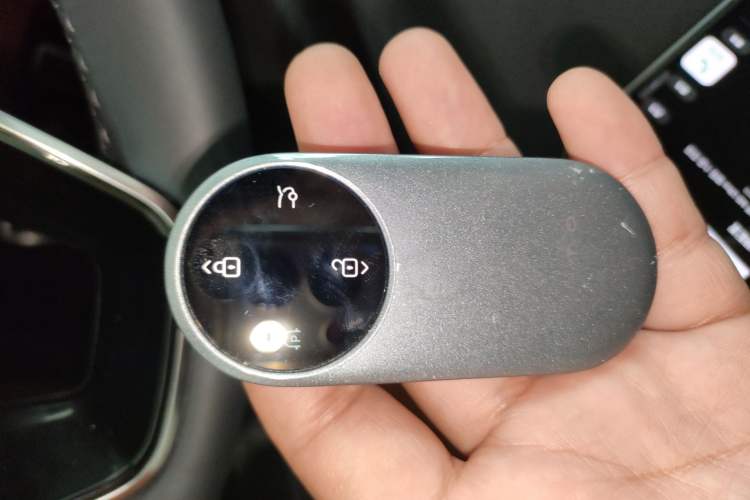 Used Hima AITO M8 2025 Extended-Range Ultra Version 53.4 kWh 6-Seater Edition Vehicle Key