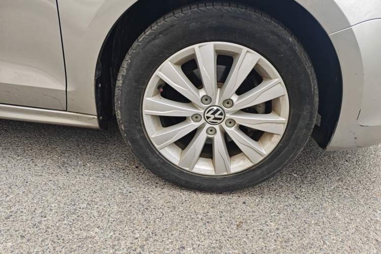 Used Volkswagen Sagitar 2014 1.6L Automatic Comfort Model Right Front Wheel Hub