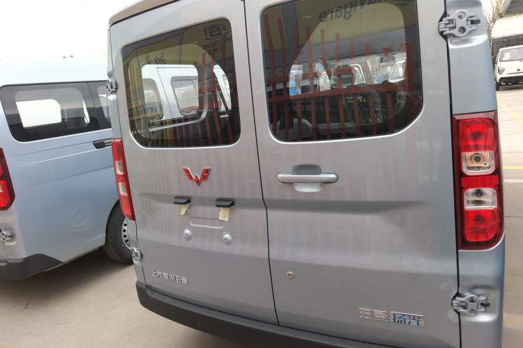 Used Wuling Yangguang 2024 300KM Comfort Version Passenger Van 75kW Rear