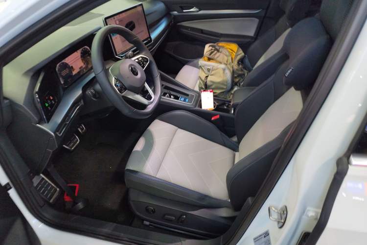 Used Volkswagen Golf 2025 300TSI R-Line