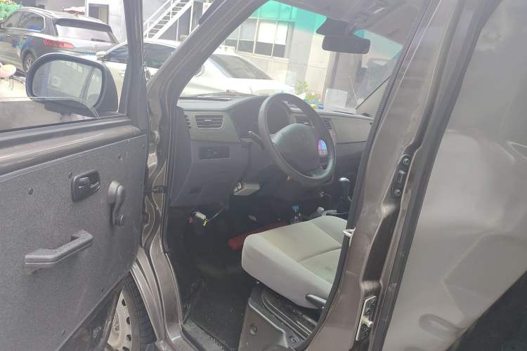 Used Jinbei New Hiace X30L 2023 1.5L Super Enjoyment Van 2/5 Seats Non-Air-Conditioned Version SWC15M