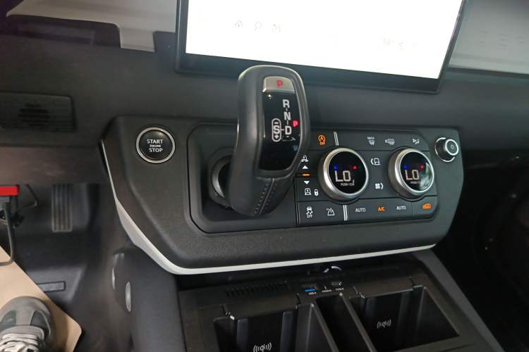 Used Land Rover Defender 2023 90 2.0T P300 SE
