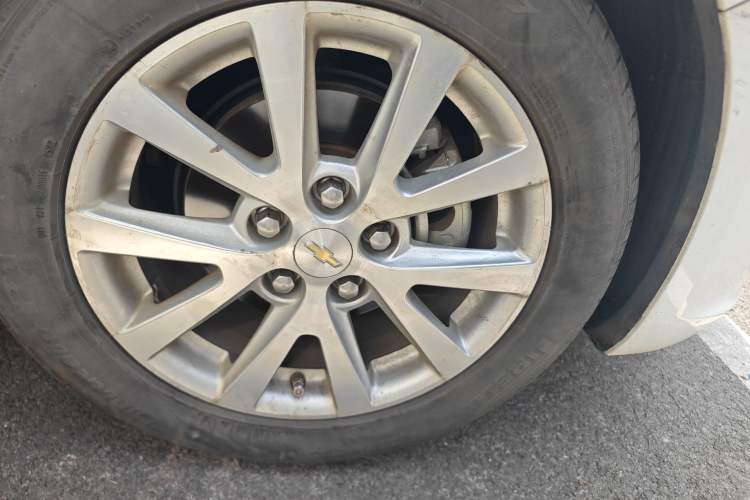 Used Chevrolet Malibu 2014 2.0L Automatic Comfort Edition Right Front Wheel Hub