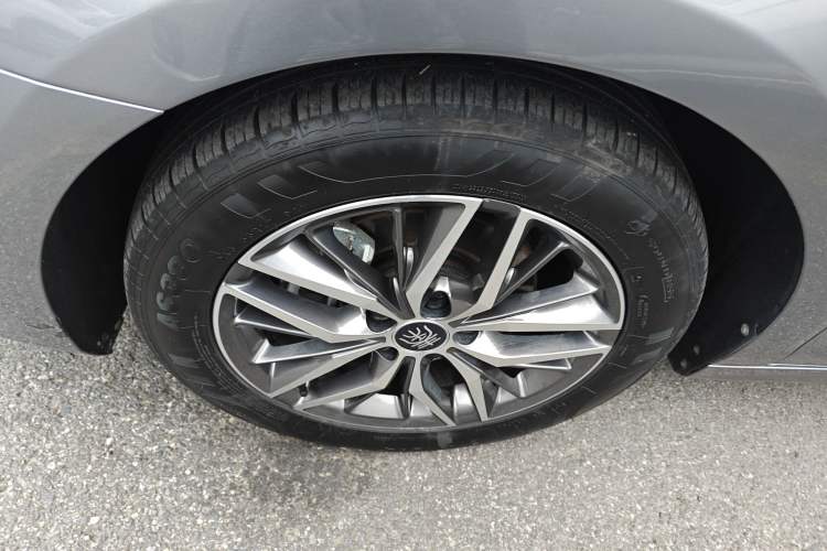 Used BYD Qin PLUS 2021 EV 400KM Luxury Model Left Front Wheel Hub