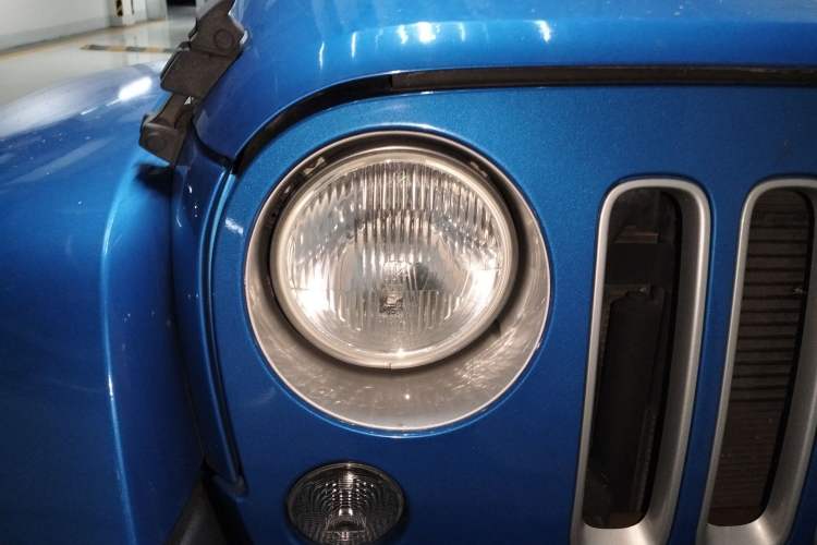 Used Jeep Wrangler 2015 3.0L Sahara Four-Door Comfort Edition Right Front Headlight