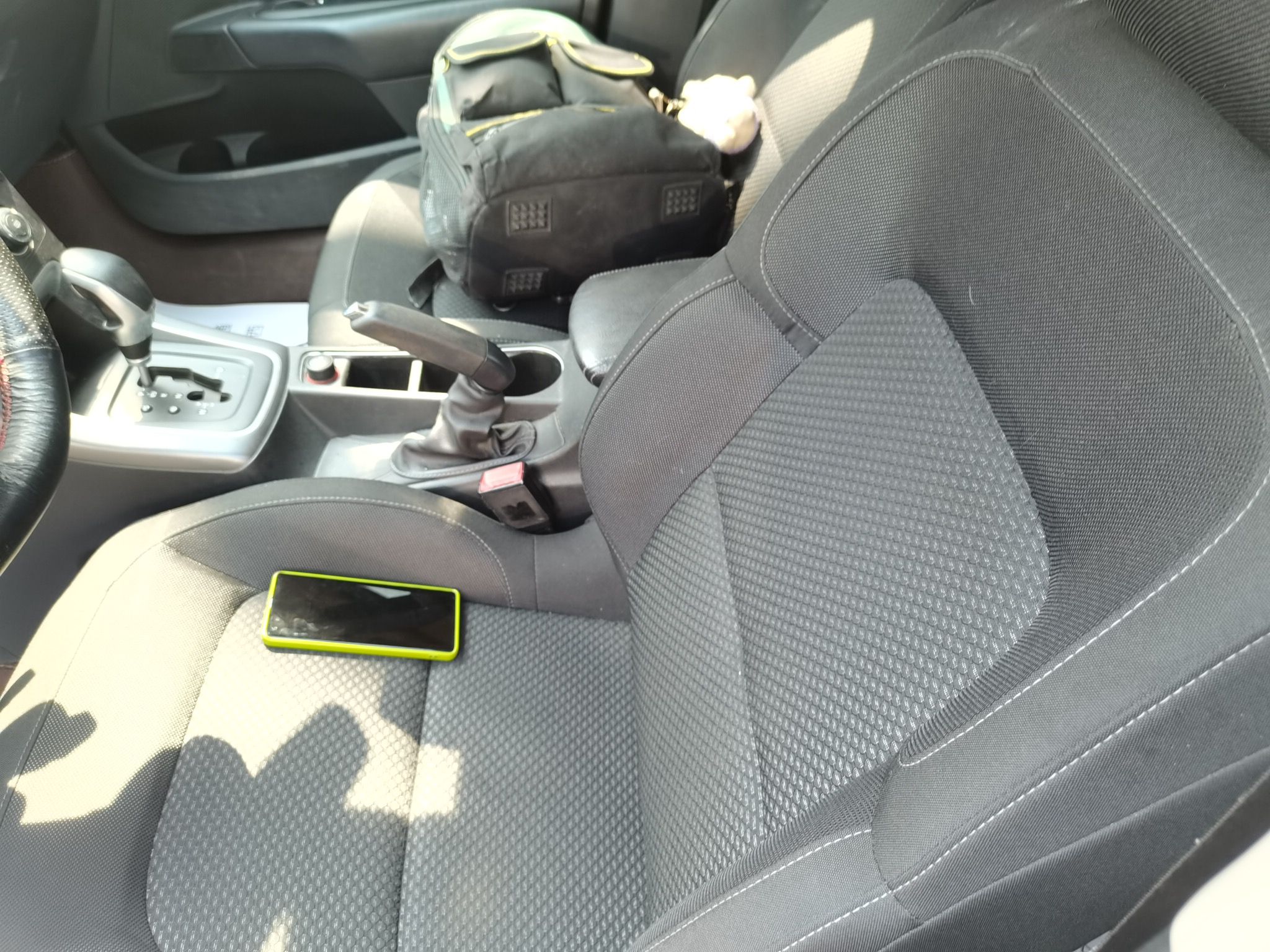 Переднее сиденье в автомобиле