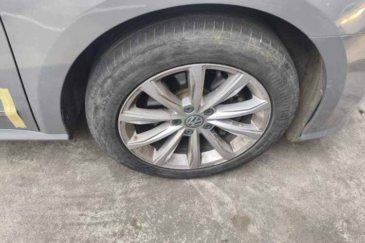 Used Volkswagen Passat 2017 280TSI DSG Luxury Edition Right Front Wheel Hub