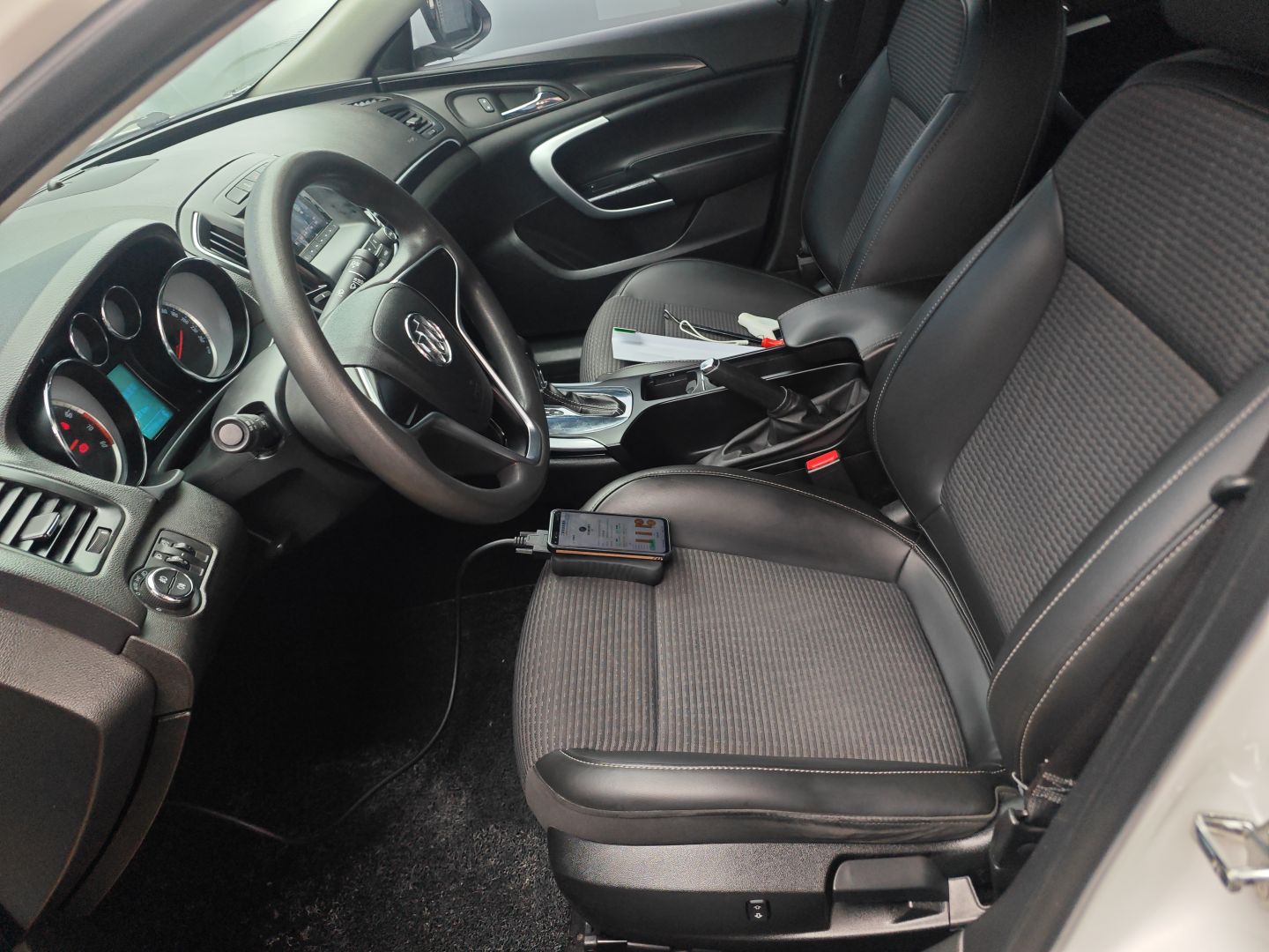 Переднее сиденье в автомобиле