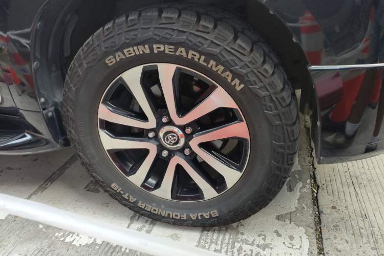 Used Toyota Land Cruiser 2018 5.7L VX-S 7-Seater Middle East Version Right Front Wheel Hub