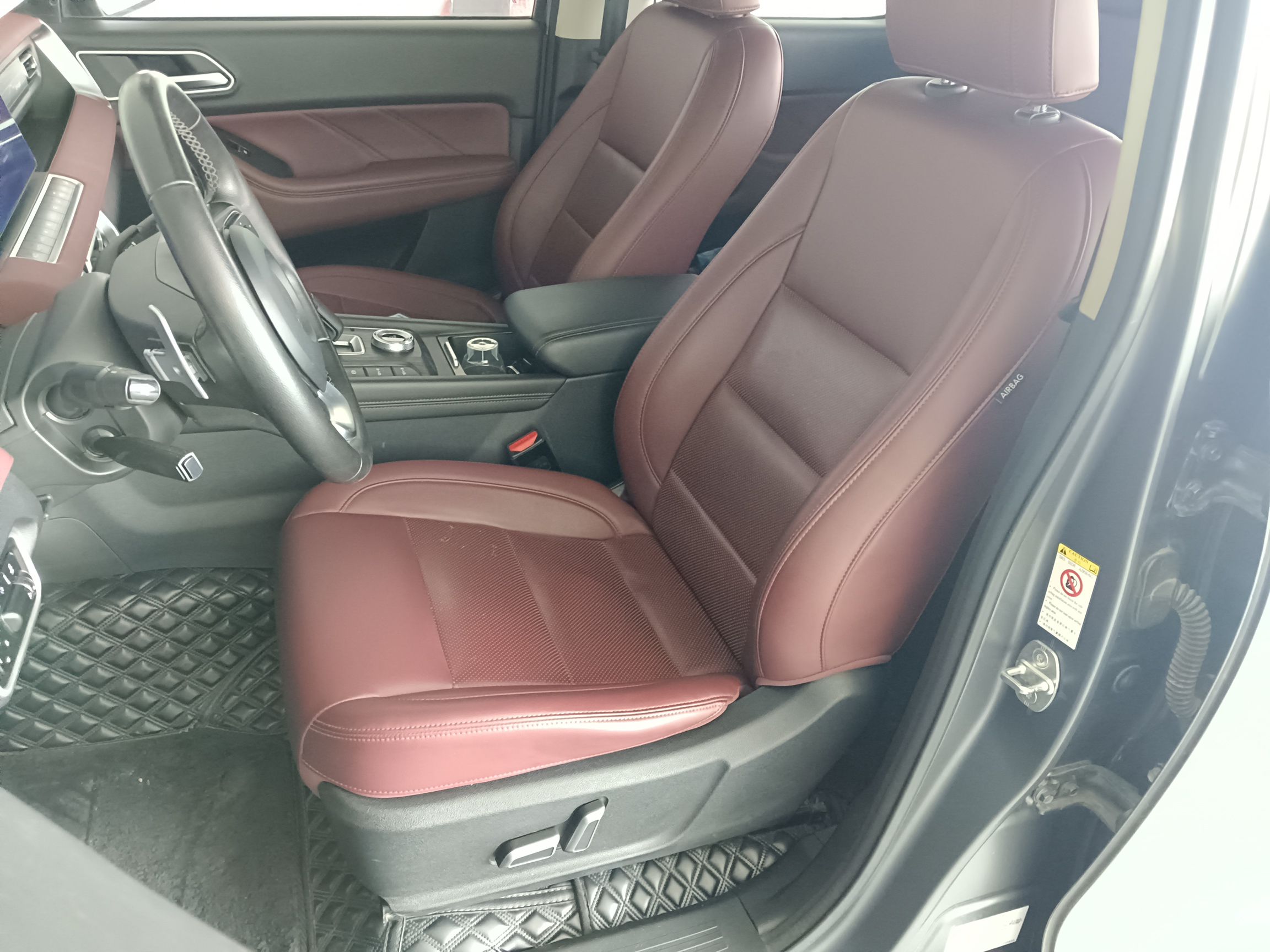 المقاعد الأمامية داخل السيارة