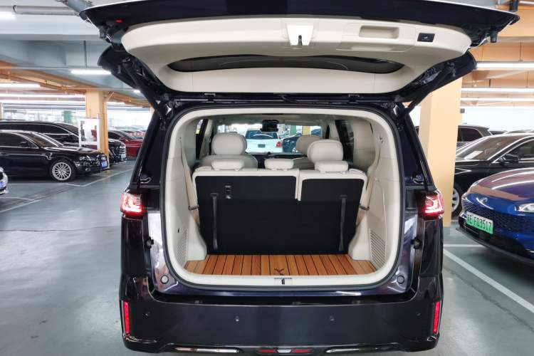 Used VOYAH Dream 2024 PHEV Extended-Range Premium Edition Trunk