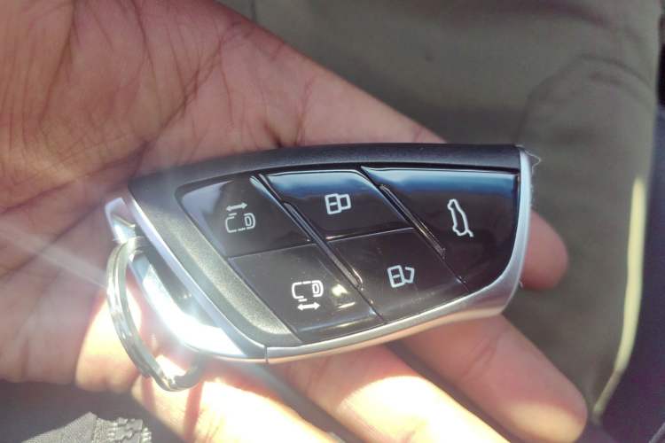 Used SAIC MAXUS G90 2022 2.0T Xingyun Seven-Seater Version
