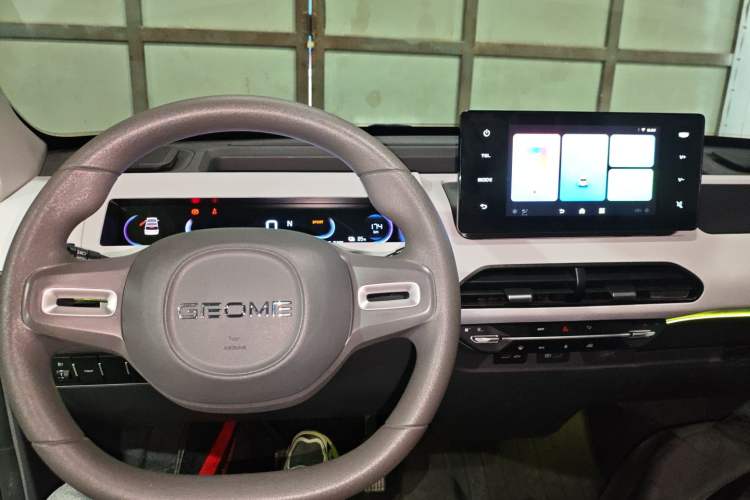 Used Geely Galaxy Panda 2023 Panda Mini 200km Endurance Bear
