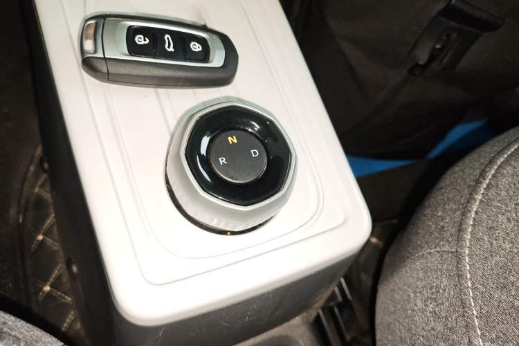 Used Geely Galaxy Panda 2024 Panda Mini 200km Endurance Bear Gear Lever