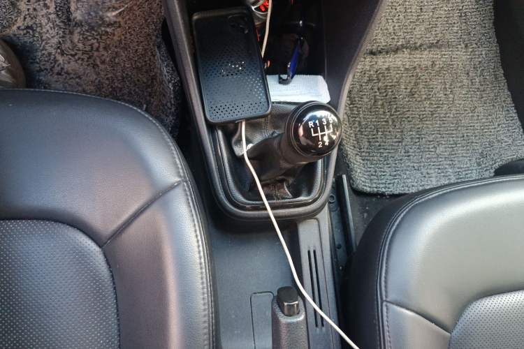 Used Volkswagen Jetta 2015 Value Edition 1.6L Manual Fashionable Style Gear Lever