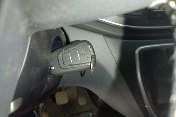 Used SAIC MAXUS Xintu V80 2023 2.0T Manual Classic Aoyuntong Short Wheelbase Ultra-Low Roof 7/8/9-Seater
