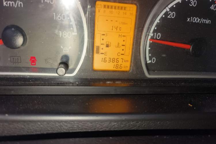 Used Dongfeng Yufeng 2016 2.5T Lingyun Van Short Wheelbase Mid-Roof China V Standard ZD25 Odometer Close Up