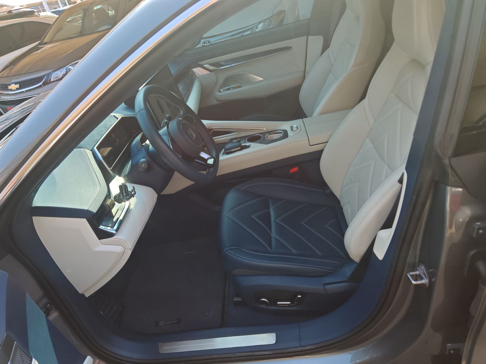 Переднее сиденье в автомобиле