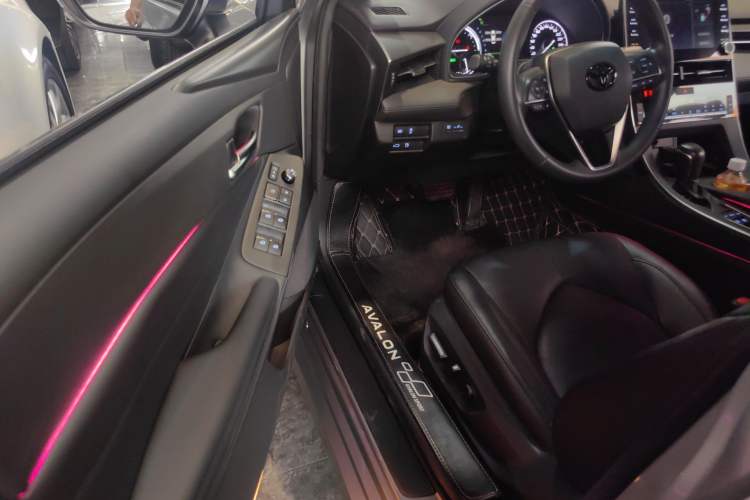 Used Toyota Avalon 2019 Dual-Engine 2.5L Luxury Edition China VI Standard