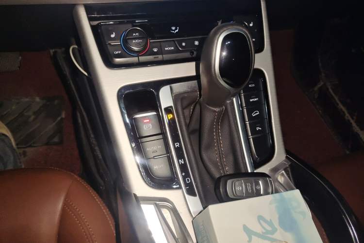 Used Geely Auto Emgrand X7 Sport 2018 1.8TD Automatic Two-Wheel Drive ZhiZun Model with 4G Connectivity