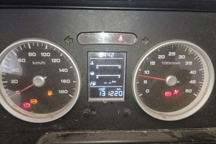 Used Iveco Daily 2020 2.5T A40 Passenger Van with Dual Tires Mid-Roof Design 5-9 Seats Euro V Emission Standard