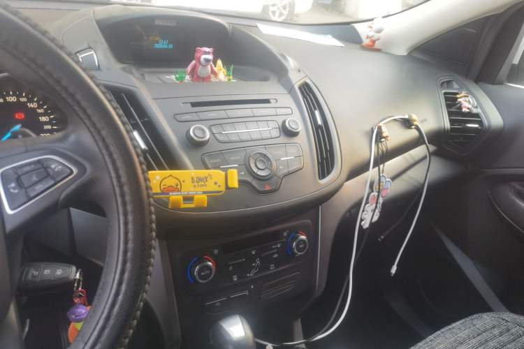 Used Ford Kuga 2017 EcoBoost 180 Two-Wheel-Drive Platinum Edition Audio And AC Panel