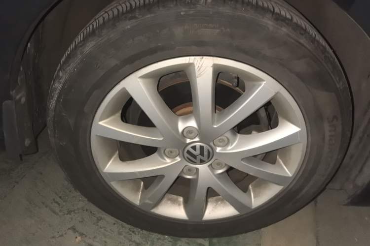 Used Volkswagen Sagitar 2012 1.6L Automatic Comfort Edition Right Front Wheel Hub