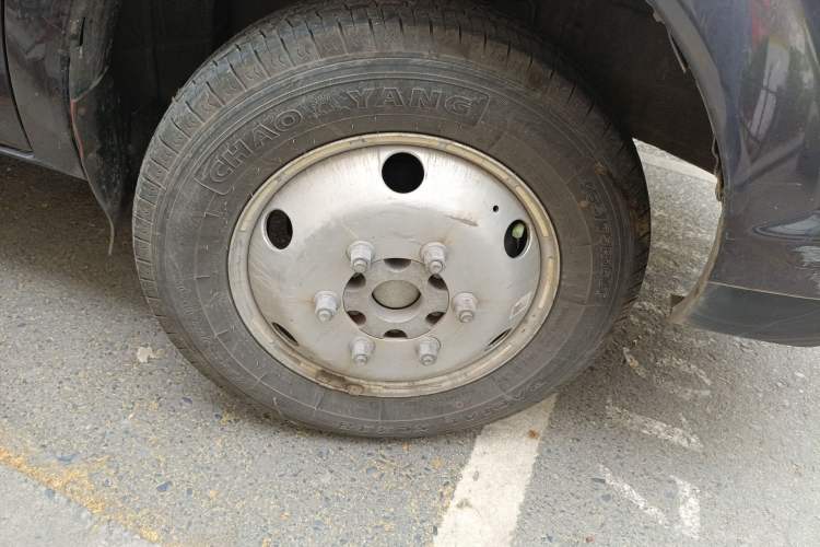 Used Dongfeng Yufeng 2023 V9+ 2.3T Manual Rear-Drive Cargo Van with Dual Rear Tires 3-Seater