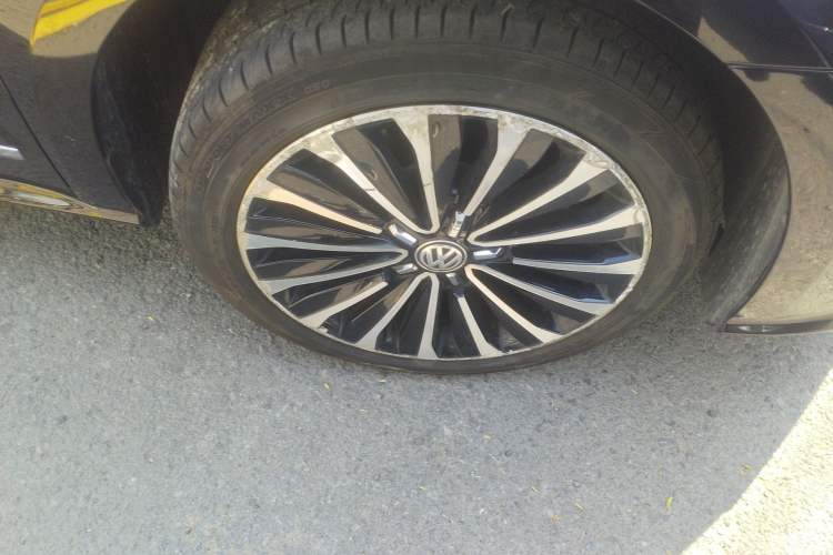 Used Volkswagen Passat 2016 380TSI DSG Prestige Edition Right Front Wheel Hub
