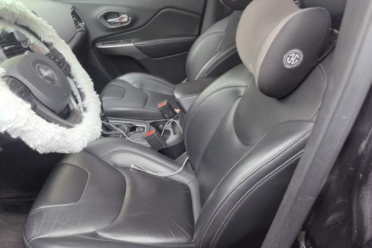 Used Jeep Cherokee 2019 2.0T Two-Wheel Drive Yue Xiang Edition China VI Emission Standard Left Front Seat