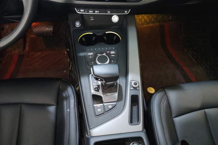 Used Audi A4L 2019 40 TFSI Ambition China VI Gear Lever