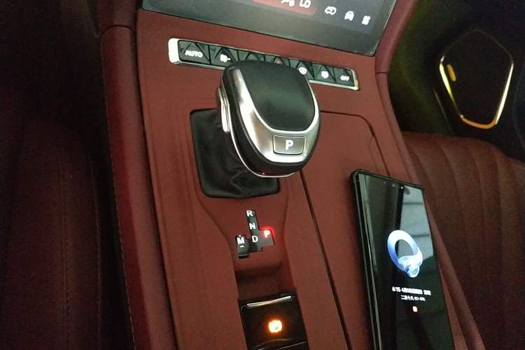 Used Hongqi H5 2024 2.0T Automatic Smart Connect Flagship Edition Gear Lever