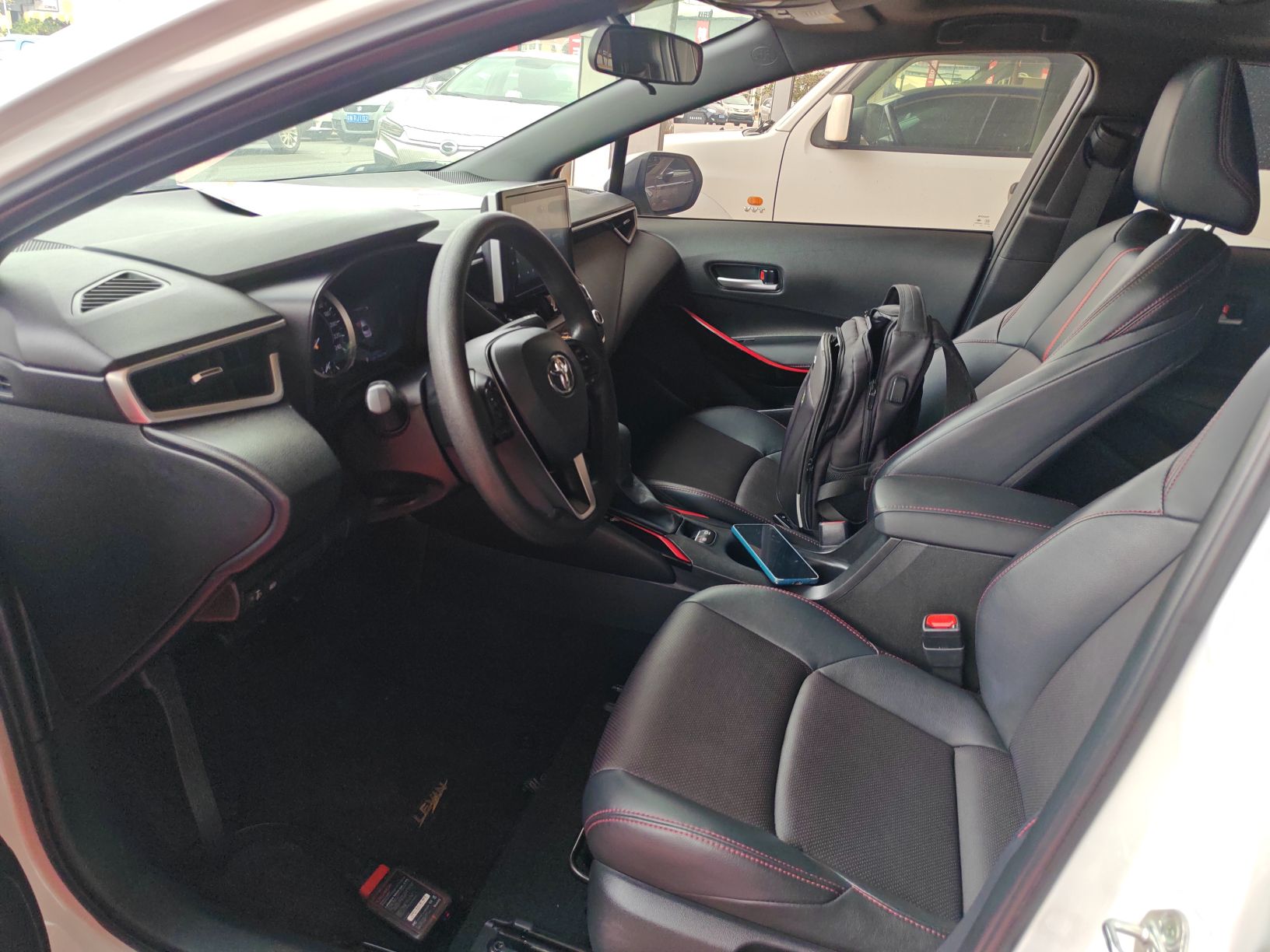 المقاعد الأمامية داخل السيارة