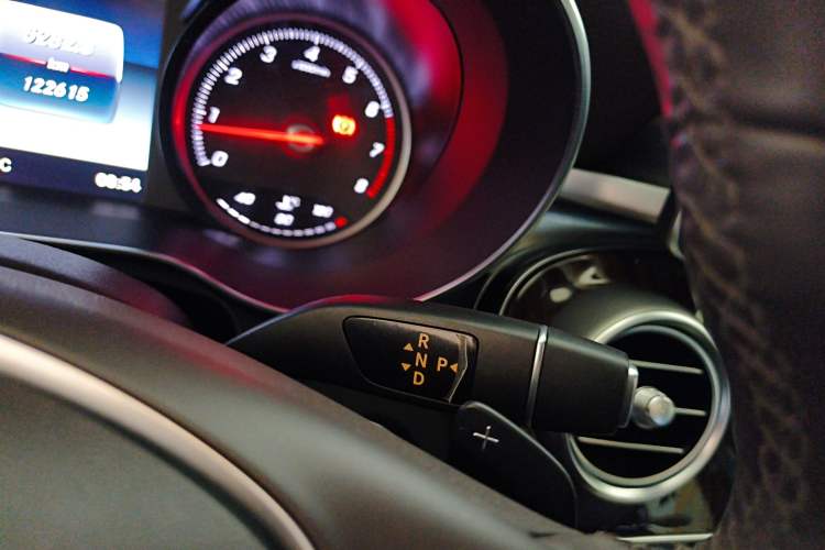 Used Mercedes-Benz GLC 2018 Facelift GLC 260 4MATIC Luxury Edition Gear Lever