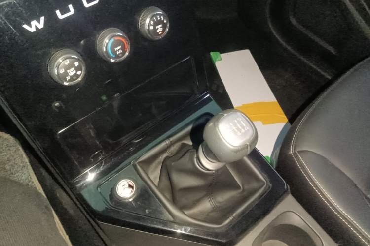 Used Wuling Hongguang PLUS 2020 1.5T Manual Commercial Vehicle 7 Seats Gear Lever