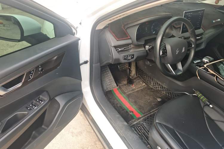 Used Hongqi E-QM5 2022 431 km Charge & Enjoy Edition
