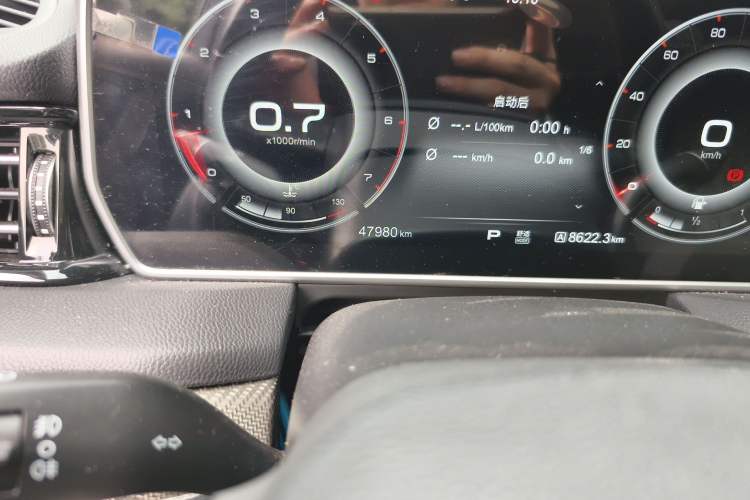 Used Hongqi HS5 2022 2.0T Smart Connect Flagship Edition Odometer Close Up