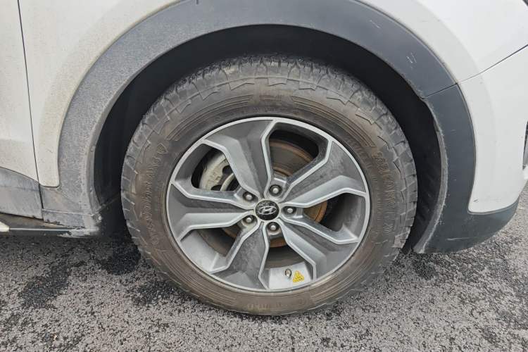 Used Hyundai Grand SantaFe 2013 3.0L 7-Seater Four-Wheel-Drive Comfort Edition Right Front Wheel Hub