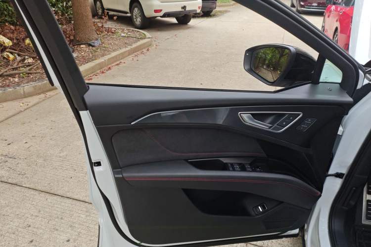 Used Audi Q5 e-tron 2022 40 e-tron Starlight Edition Mech Kit