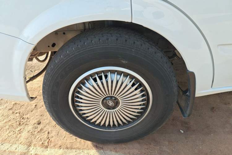 Used JMC Fushun 2023 2.0T Automatic Mid-Range Mid-Roof Commercial Multi-Purpose 7-Seater Passenger Vehicle Left Front Wheel Hub