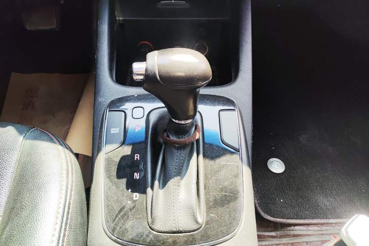 Used Kia K3 2016 1.6L Automatic GLS Gear Lever