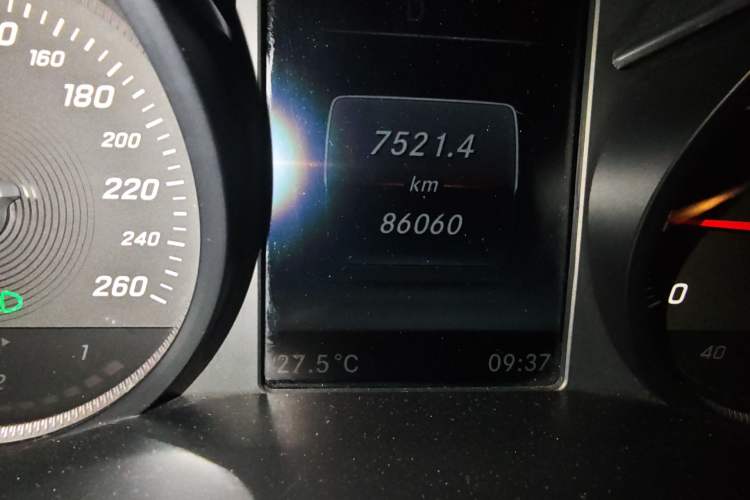 Used Mercedes-Benz GLC 2017 GLC 300 4MATIC Sport Edition Odometer Close Up