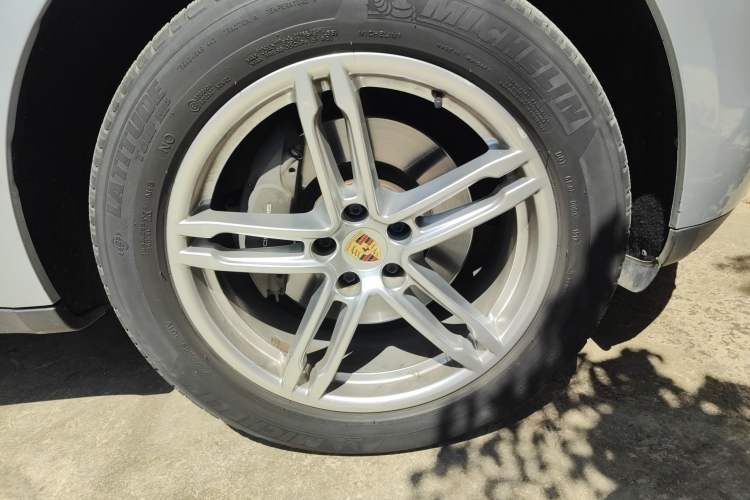 Used Porsche Macan 2014 Macan 2.0T Right Front Wheel Hub