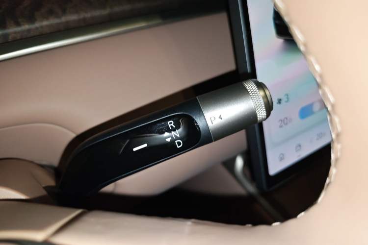 Used ONVO Luxeed L90 2025 Model—Ultra Six-Seater Version Gear Lever