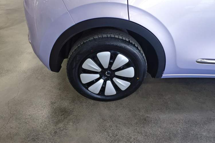 Used Wuling Bingo 2025 410 km Lingxi Deluxe Edition Right Rear Wheel Hub