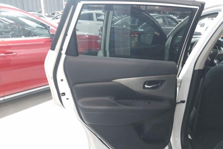 Used Nissan Murano 2021 2.5L XE Two-Wheel Drive Elite Edition Interior 8